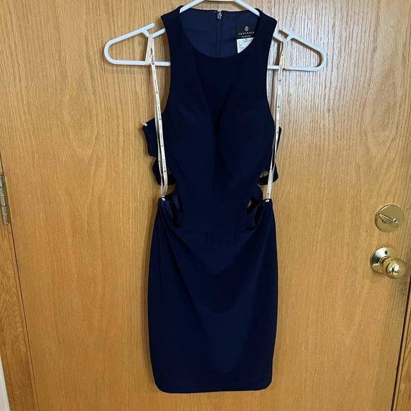 Faviana Dress - Picture 2 of 5